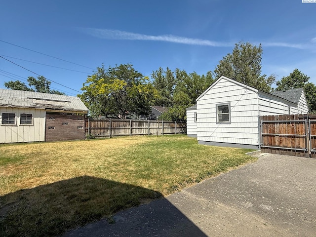 912 S Alder St, Kennewick, WA 99336 - fenced backyard featuring an outdoor structure
