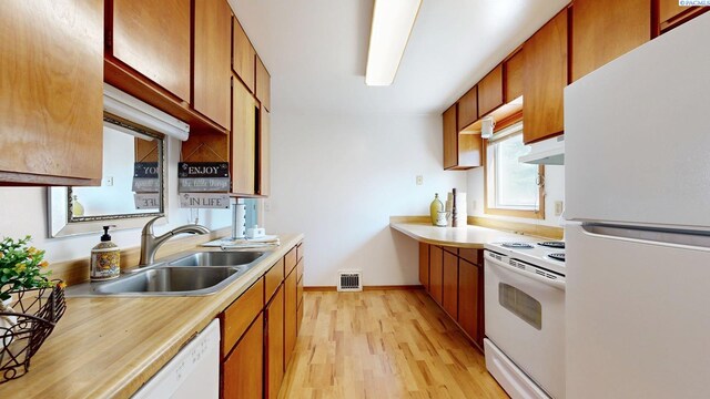912 S Alder St, Kennewick, WA 99336 - kitchen with white appliances, light countertops, light wood-style floors, and under cabinet range hood