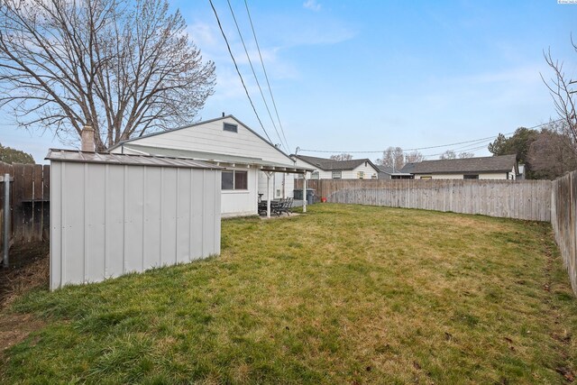 view of yard featuring a shed