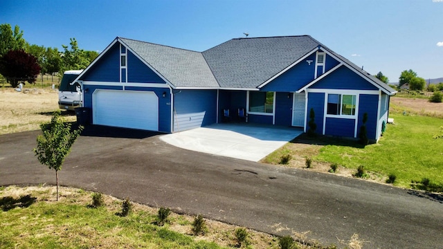 view of front facade featuring a garage and a front yard