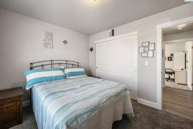 bedroom featuring carpet floors, baseboards, and a closet