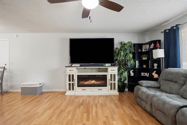 506 W 19th Ave, Kennewick, WA 99337 - living area featuring wood finished floors, a textured ceiling, and a ceiling fan