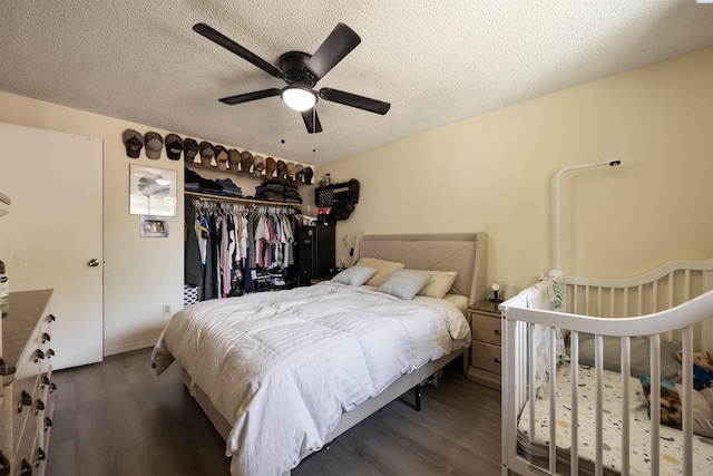 506 W 19th Ave, Kennewick, WA 99337 - bedroom with wood finished floors, a closet, a textured ceiling, and ceiling fan