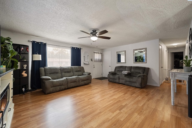 506 W 19th Ave, Kennewick, WA 99337 - living area featuring light wood finished floors, ceiling fan, and a textured ceiling