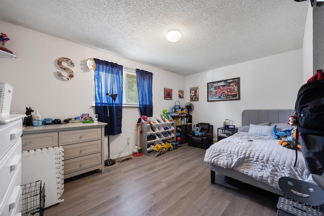 506 W 19th Ave, Kennewick, WA 99337 - bedroom featuring light wood finished floors and a textured ceiling