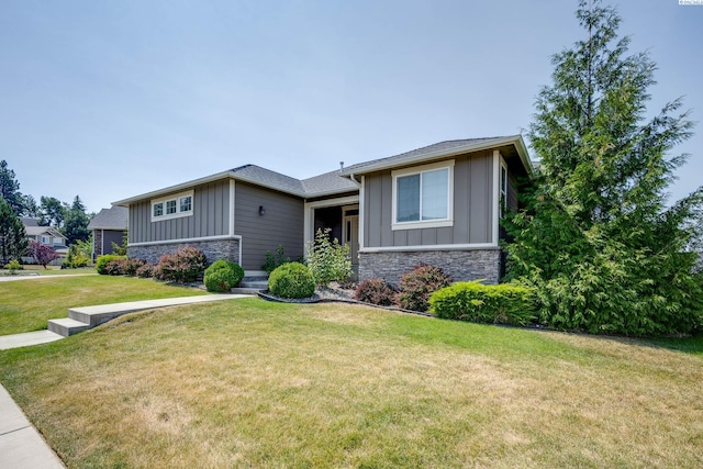 view of front of property featuring a front lawn