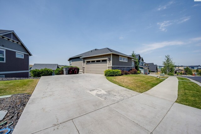 view of front facade featuring a garage and a front yard