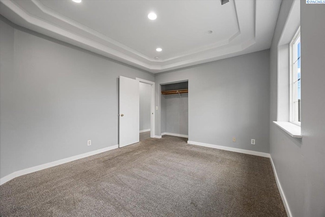823 S 5th Ave, Pasco, WA 99301 - unfurnished bedroom featuring a tray ceiling, carpet flooring, recessed lighting, and a closet