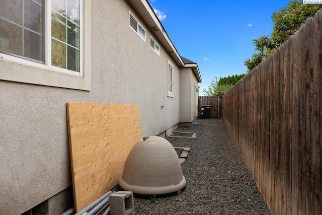 823 S 5th Ave, Pasco, WA 99301 - view of home's exterior with stucco siding and a fenced backyard