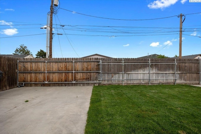 823 S 5th Ave, Pasco, WA 99301 - view of yard featuring a patio area