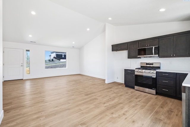 2925 S Osborne St, Kennewick, WA 99338 - kitchen with stainless steel appliances, lofted ceiling, light countertops, light wood-style flooring, and baseboards