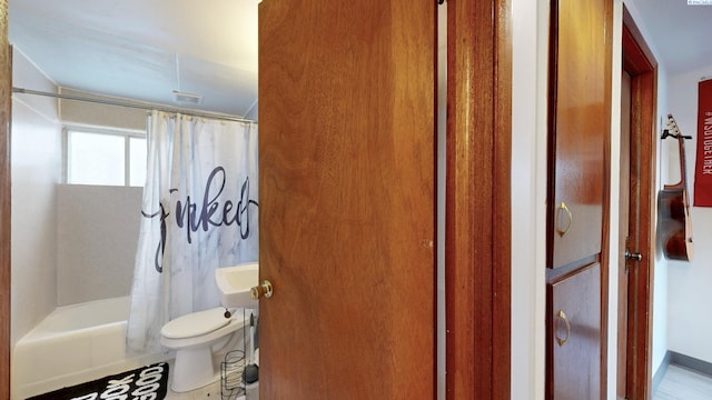 1810 NE Wheatland Dr, Pullman, WA 99163 - bathroom with toilet and shower / tub combo with curtain