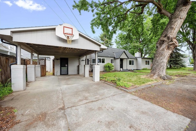 312 Mccabe St, Walla Walla, WA 99362 - view of front facade featuring driveway and a carport
