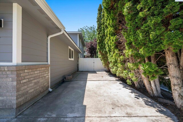 2330 Hummingbird Ln, West Richland, WA 99353 - view of patio featuring a gate