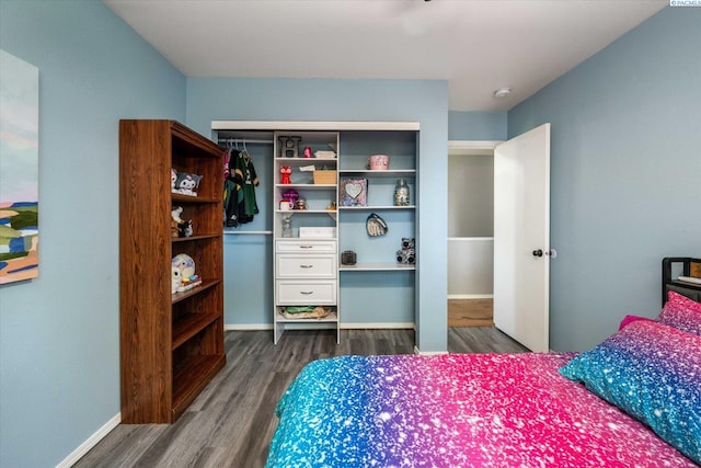 2330 Hummingbird Ln, West Richland, WA 99353 - bedroom with dark wood-style flooring and a closet