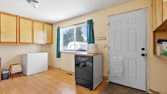 2113 Rainier Ave, Richland, WA 99354 - clothes washing area featuring light wood-style flooring, visible vents, and a textured ceiling