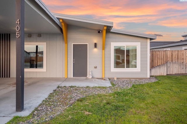 405 Whitefish Ln, Pasco, WA 99301 - back of property with a patio area