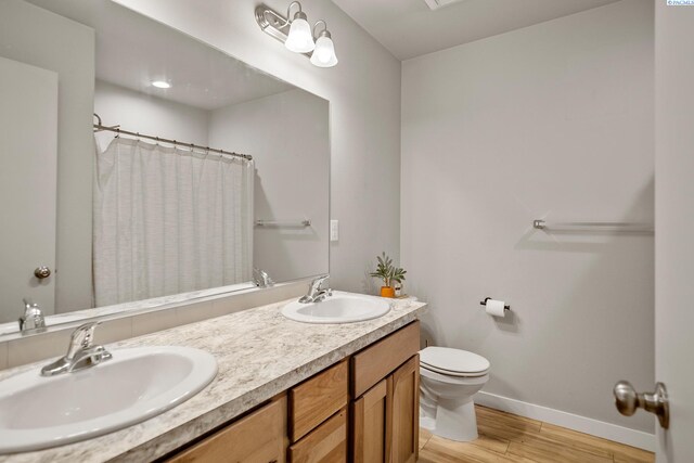 405 Whitefish Ln, Pasco, WA 99301 - full bath featuring baseboards, toilet, wood finished floors, double vanity, and curtained shower
