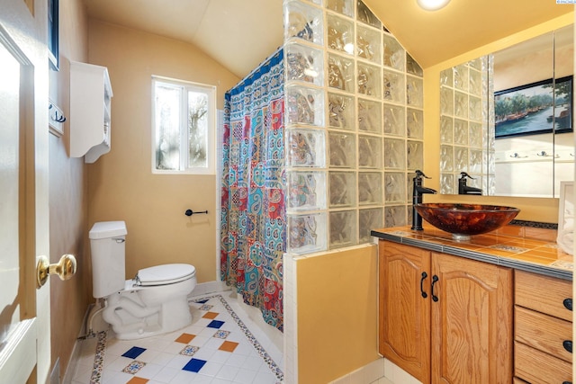 1515 Hains Ave, Richland, WA 99354 - full bath with toilet, curtained shower, vaulted ceiling, and vanity