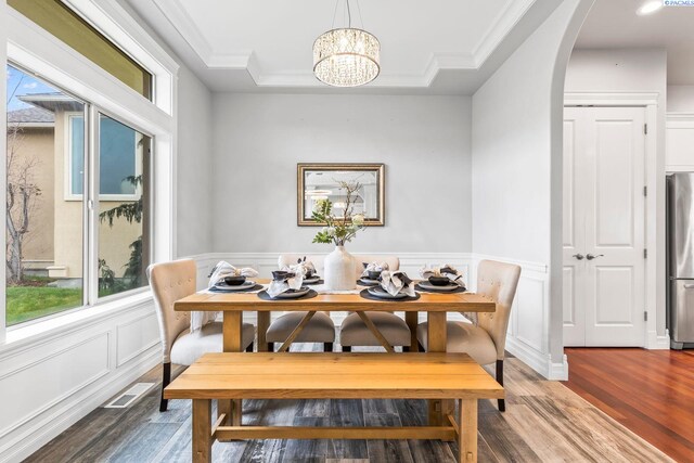 dining space featuring ornamental molding, visible vents, an inviting chandelier, and plenty of natural light