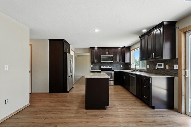 4505 S Dayton Ct, Kennewick, WA 99337 - kitchen featuring stainless steel appliances, backsplash, light countertops, a center island, and light wood-type flooring