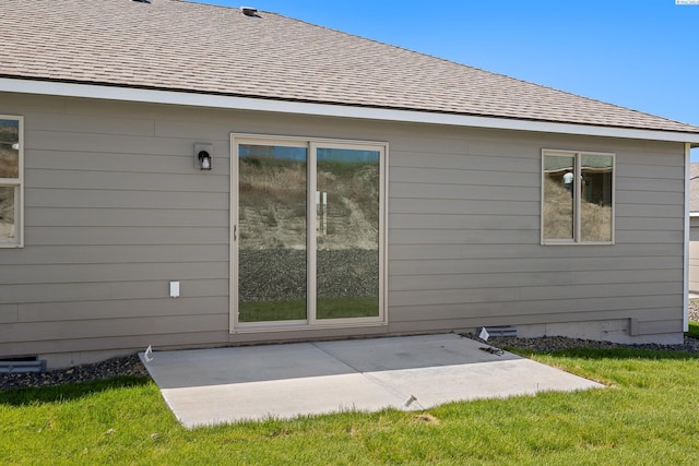 6562 W 30th Pl, Kennewick, WA 99338 - rear view of house featuring a patio, roof with shingles, and a lawn