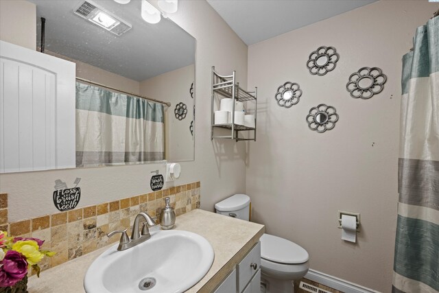 full bath with visible vents, toilet, curtained shower, decorative backsplash, and vanity