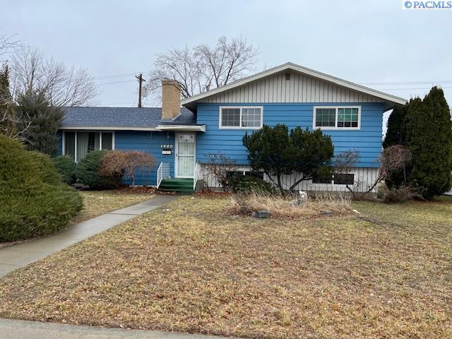 view of front facade with a front lawn