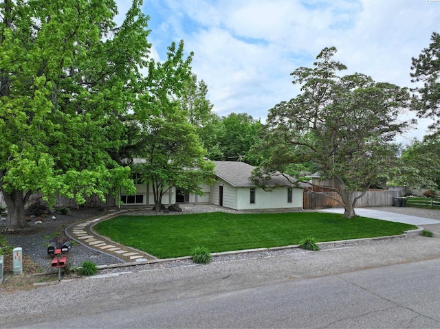 7009 W 8th Ave, Kennewick, WA 99336 - view of front of home with a front lawn and concrete driveway