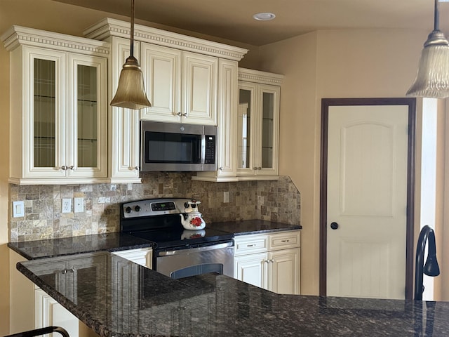 483 Aimee Dr, Richland, WA 99352 - kitchen featuring appliances with stainless steel finishes, cream cabinets, backsplash, and recessed lighting