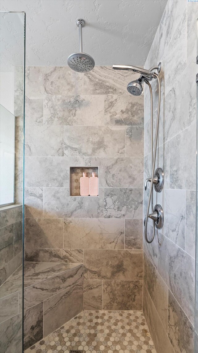 bathroom featuring tiled shower