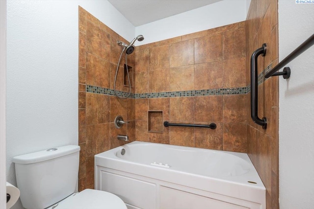 bathroom with tiled shower / bath and toilet