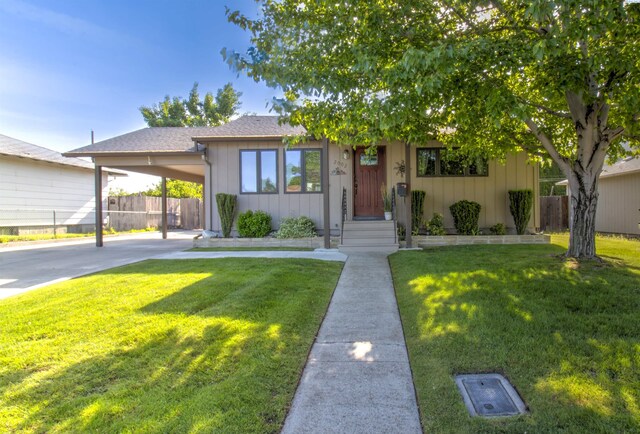 2002 Everest Ave, Richland, WA 99354 - view of front facade with an attached carport and driveway