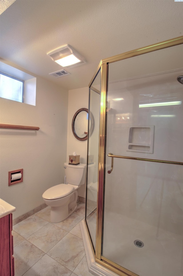 2002 Everest Ave, Richland, WA 99354 - full bath featuring toilet, vanity, a stall shower, and a textured ceiling