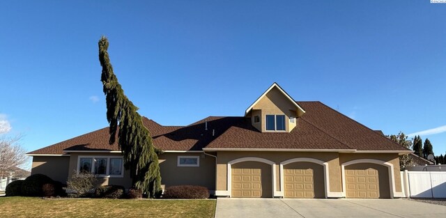 view of front of house with a front lawn