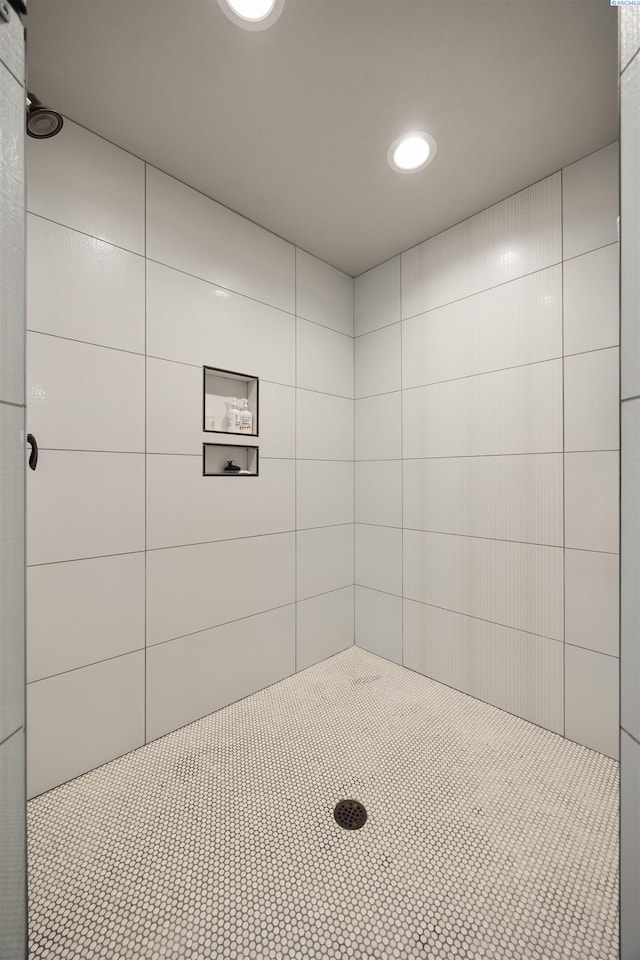 5901 W Ruby St, Pasco, WA 99301 - bathroom featuring tiled shower and recessed lighting