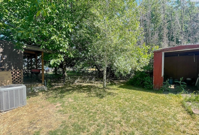 2816 S Cedar St, Kennewick, WA 99337 - view of grassy yard featuring cooling unit and an outbuilding