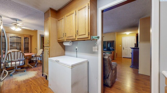 2816 S Cedar St, Kennewick, WA 99337 - washroom with light wood-style floors, a textured ceiling, and a ceiling fan
