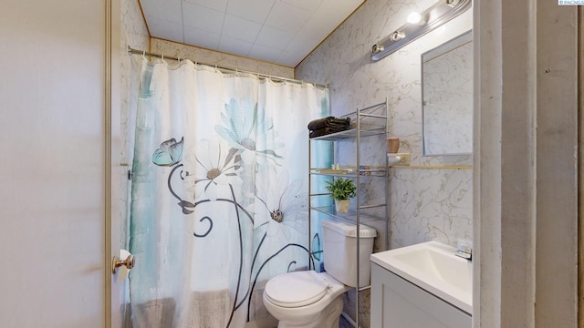 2816 S Cedar St, Kennewick, WA 99337 - full bath with vanity, toilet, and curtained shower