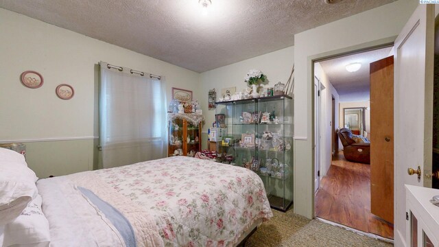 2816 S Cedar St, Kennewick, WA 99337 - bedroom featuring a textured ceiling and light carpet