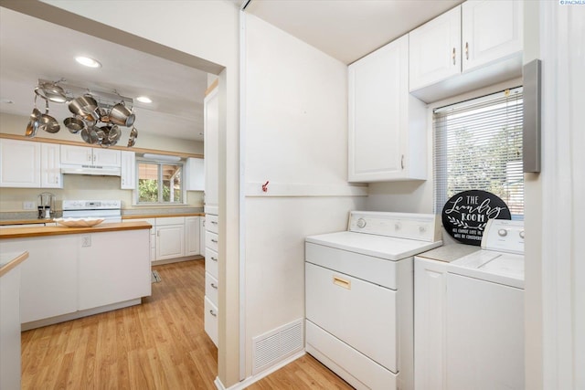 3916 S Date St, Kennewick, WA 99337 - laundry area featuring washer and dryer, light wood-type flooring, and recessed lighting