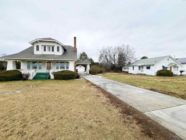 view of front of property featuring a garage and a front yard