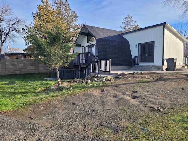 back of house featuring a lawn