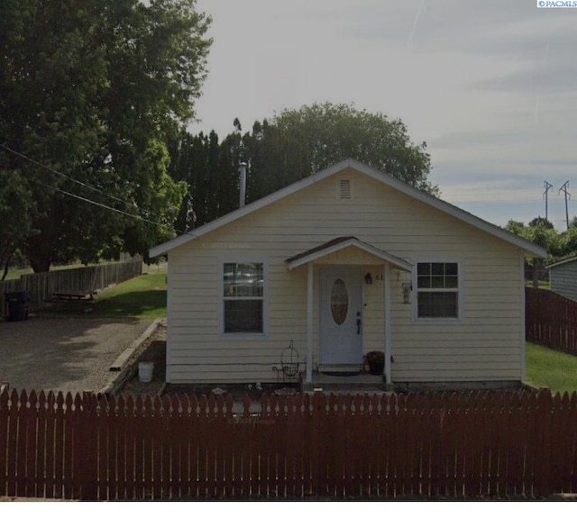 618 N 4th St, Sunnyside, WA 98944 - bungalow-style house featuring a fenced front yard