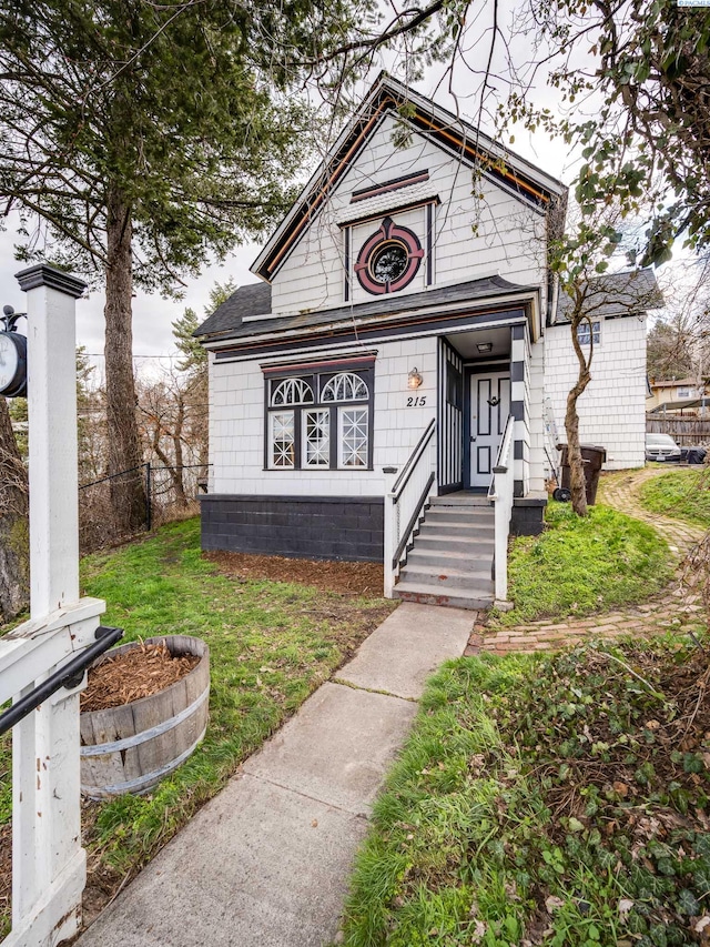 view of front of home featuring a front yard