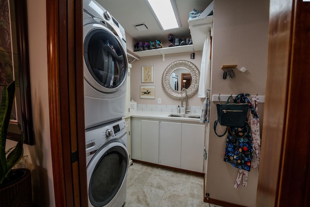 2929 S Ledbetter Pl, Kennewick, WA 99337 - laundry room featuring estacked washer and dryer and cabinet space