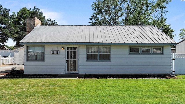 2111 W 20th Ave, Kennewick, WA 99337 - view of front of property featuring a chimney and a metal roof