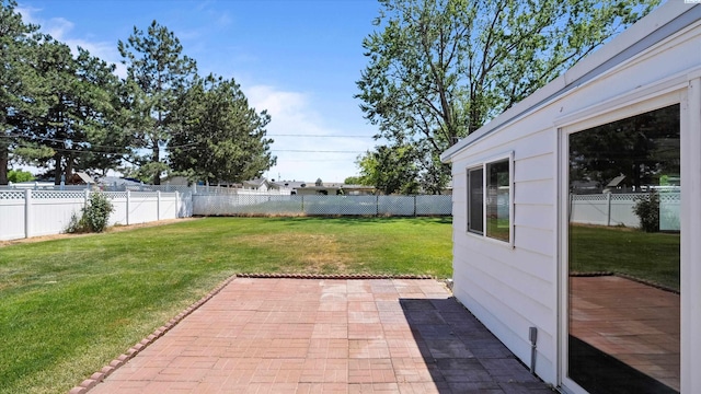 2111 W 20th Ave, Kennewick, WA 99337 - fenced backyard with a patio area