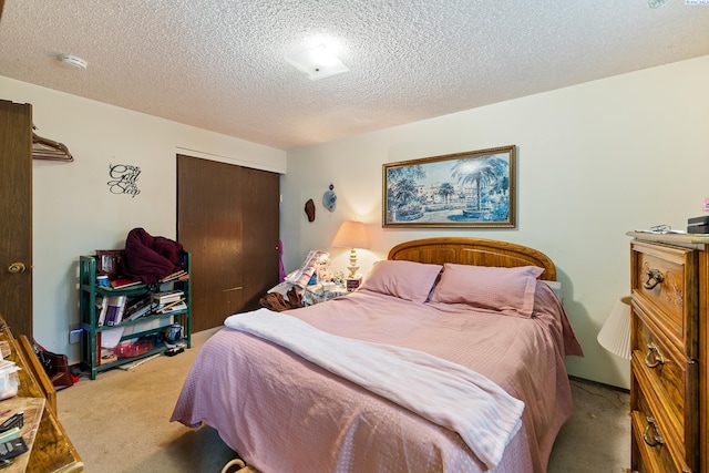 5820 W Park Pl, Pasco, WA 99301 - bedroom featuring carpet, a closet, and a textured ceiling