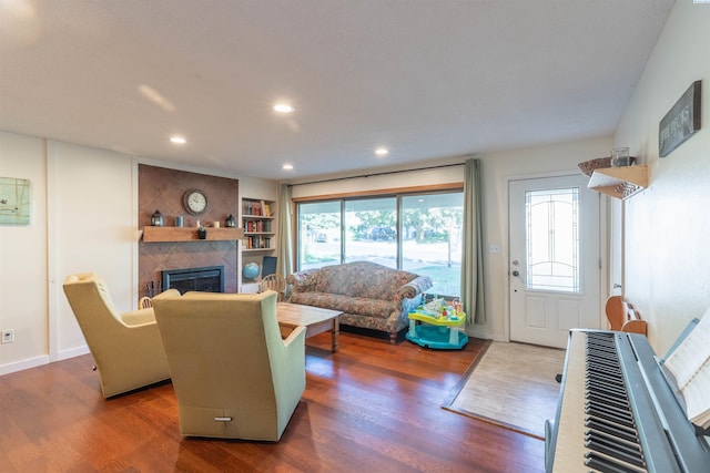 625 SW Dawnview Ct, Pullman, WA 99163 - living room featuring wood finished floors, a fireplace, recessed lighting, and baseboards